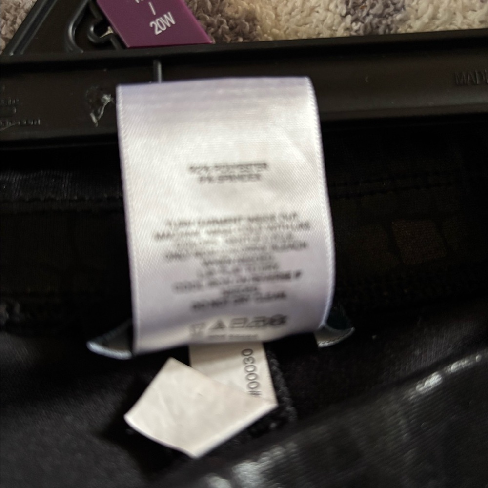 Express Black Textured Leggings - Picture 6 of 6